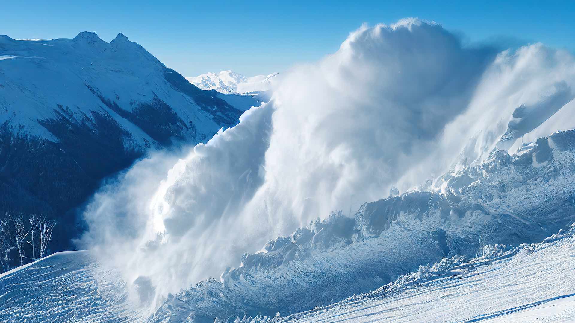 Avalanches strand 1,000 tourists in Xinjiang